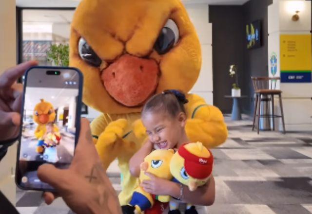 Imagem da notícia: Mavie reencontra Canarinho e faz as pazes com o mascote da Seleção Imagem da notícia: Mavie reencontra Canarinho e faz as pazes com o mascote da Seleção