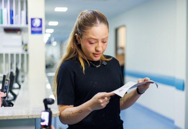 Imagem da notícia: Mari Fernandez se emociona após fazer doação para hospital