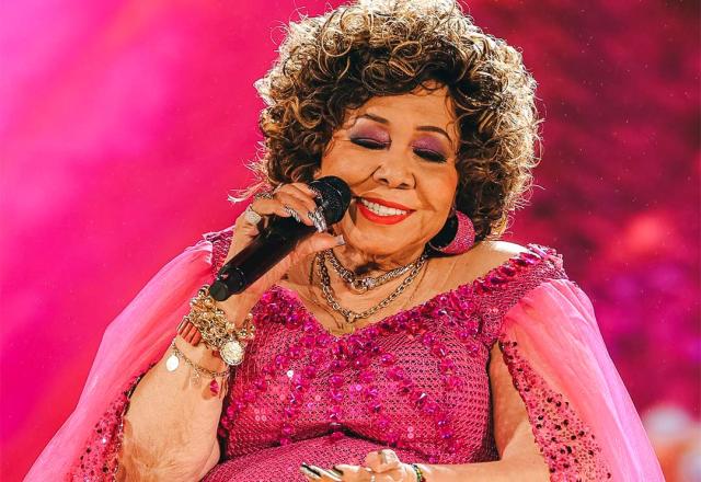 Imagem da notícia: Alcione tranquiliza fãs após cair no palco durante show Imagem da notícia: Alcione tranquiliza fãs após cair no palco durante show