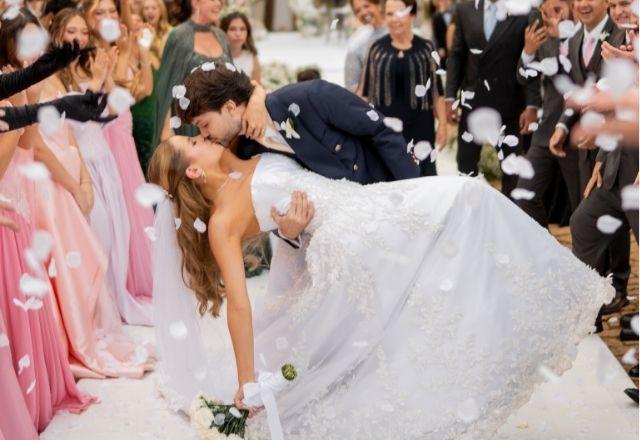 Imagem da notícia: Famosos prestigiam casamento de Bela Fernandes; veja looks