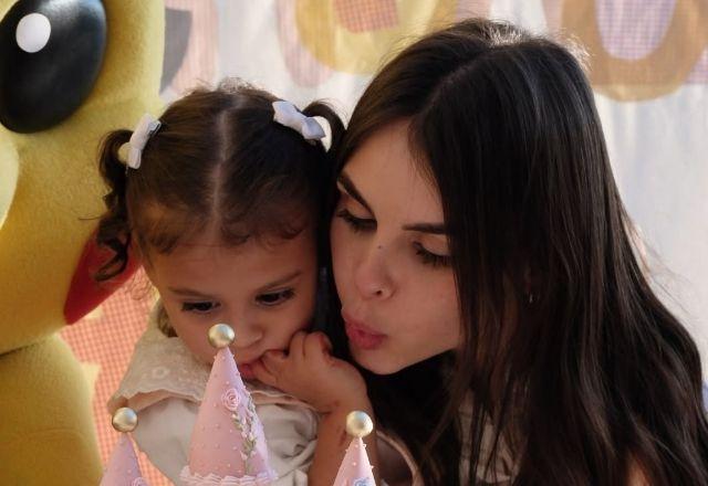Imagem da notícia: Filha de Amanda Kimberlly vibra com apresentação do BTS Imagem da notícia: Filha de Amanda Kimberlly vibra com apresentação do BTS