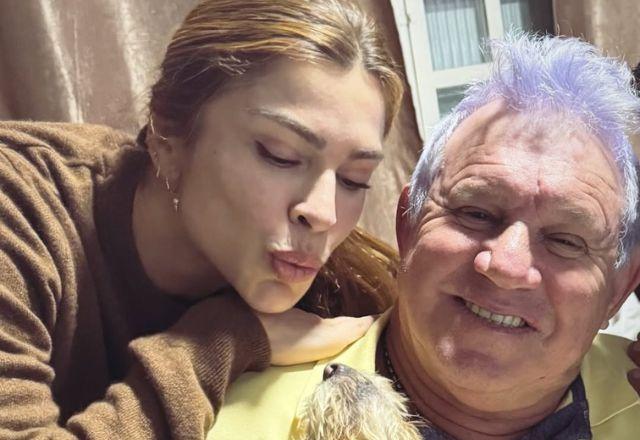 Grazi e o pai Gilmar em selfie.