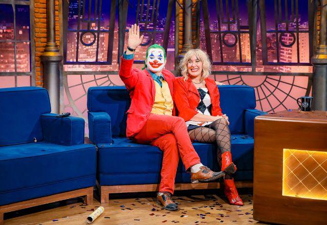 Imagem da notícia: The Noite recebe Mauricio Dollenz e Carolina Frozza Imagem da notícia: The Noite recebe Mauricio Dollenz e Carolina Frozza