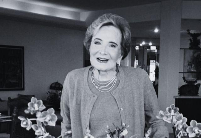 Glória Menezes em preto e branco