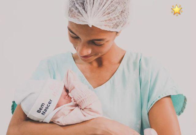 Rayssa Leal com a irmã recém-nascida no colo.