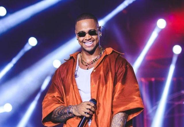 Imagem da notícia: Léo Santana viraliza após vídeo: "Quase do tamanho da perna"