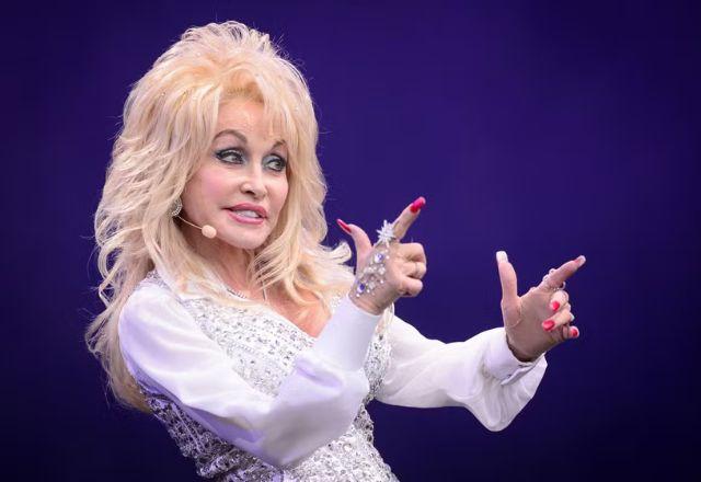 Imagem da notícia: Morre aos 80 anos a cantora Dolly Parton, dona do hit "Jolene"