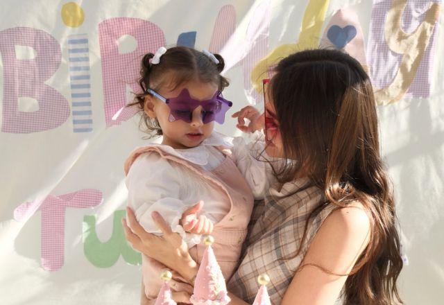 Imagem da notícia: Amanda Kimberlly rebate seguidora que criticou roupas da filha dela Imagem da notícia: Amanda Kimberlly rebate seguidora que criticou roupas da filha dela