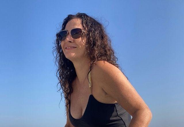 Imagem da notícia: Claudia Ohana aproveita dia de sol na praia e posa com maiô