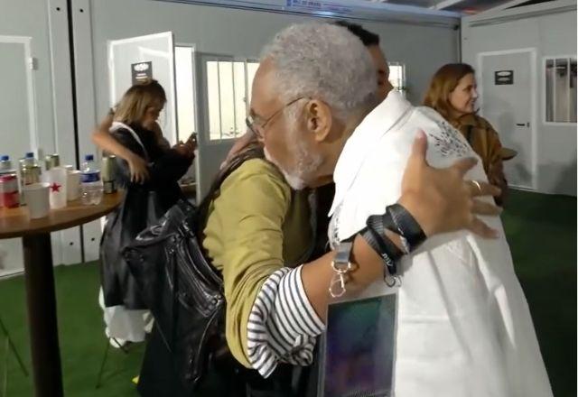 Imagem da notícia: Alane Dias se derrete com cumprimento carinhoso de Gilberto