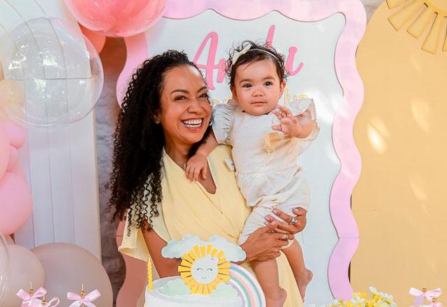Imagem da notícia: Ex-Chiquitita mostra filha com boneca inspirada na novela Imagem da notícia: Ex-Chiquitita mostra filha com boneca inspirada na novela