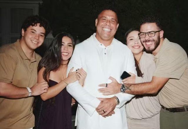 Imagem da notícia: Filho de Ronaldo Fenômeno reúne família em foto especial Imagem da notícia: Filho de Ronaldo Fenômeno reúne família em foto especial