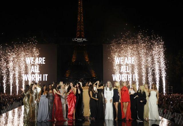 Imagem da notícia: Artistas brasileiras marcam presença em desfile europeu Imagem da notícia: Artistas brasileiras marcam presença em desfile europeu