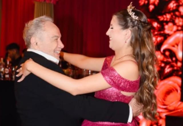 Imagem da notícia: Stênio Garcia dança valsa aos 95 anos e vira "príncipe" Imagem da notícia: Stênio Garcia dança valsa aos 95 anos e vira "príncipe"