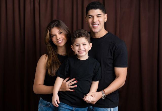 Ingra Soares posa ao lado do filho e o ex-marido. Os três estão nessa ordem, sorridentes, em registro de quando o casal ainda estava junto.