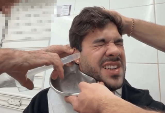 Imagem da notícia: Álvaro Xaro passa perrengue após mosquito invadir seu ouvido Imagem da notícia: Álvaro Xaro passa perrengue após mosquito invadir seu ouvido