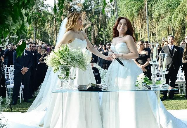 Imagem da notícia: Mari Fernandez e Júlia Ribeiro celebram 1 ano de casadas Imagem da notícia: Mari Fernandez e Júlia Ribeiro celebram 1 ano de casadas