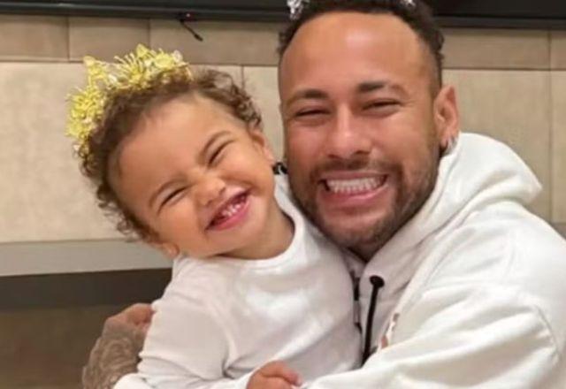 Imagem da notícia: Filha de Neymar aparece com camisa rival, e Bruna reage Imagem da notícia: Filha de Neymar aparece com camisa rival, e Bruna reage