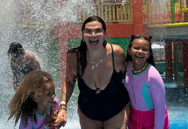 Imagem da notícia: Thais Carla abre álbum de fotos de viagem com as filhas Imagem da notícia: Thais Carla abre álbum de fotos de viagem com as filhas