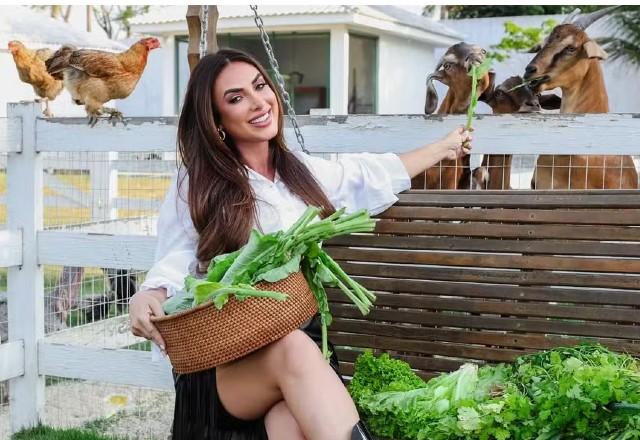 Imagem da notícia: Nicole Bahls explica festa de Halloween para galinhas Imagem da notícia: Nicole Bahls explica festa de Halloween para galinhas