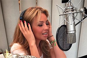 Thalia grava novo álbum e recebe filhos em estúdio