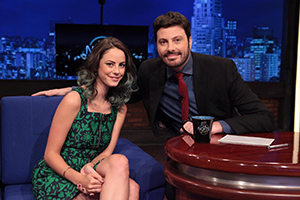 Danilo recebe Kaya Scodelario, a atriz de Maze Runner, nesta sexta