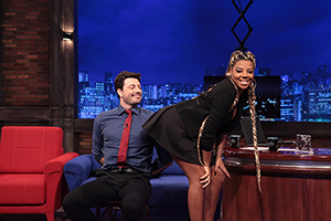 É hoje: Ludmilla faz dança sensual para Danilo Gentili no The Noite desta segunda