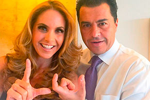 Lucero entra no clima de fãs e tira fotos para campanha