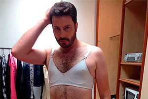Danilo Gentili esbanja sensualidade em foto sem camisa