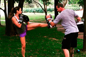 Patricia Abravanel entra em forma praticando Muay Thai