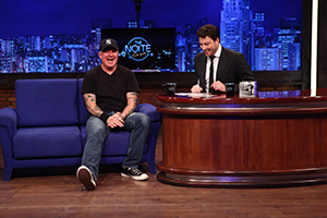 CJ Ramone sobe na mesa com Danilo Gentili no The Noite desta sexta