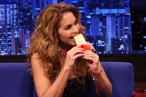 Lucero prova paletas pela primeira vez no The Noite e revela que elas não existem no México