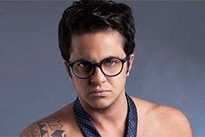 Thammy Miranda exibe seu peitoral após cirurgia