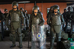 Eliana sente na pele como é o dia a dia dos soldados da Polícia do Exército neste domingo