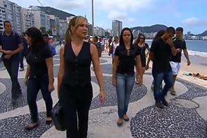 Eliana agita praia com quadro e distribui prêmios