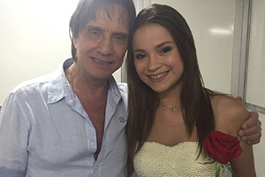 Raissa Chaddad, a Bia, ganha flor das mãos de Roberto Carlos