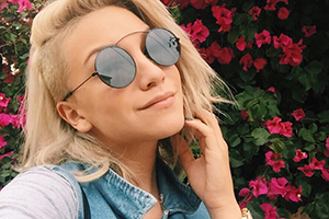 Priscilla Alcântara aparece de cabelo raspado