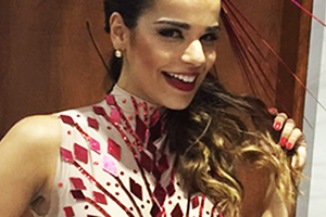Mari Antunes surge com figurino "babado" para a folia
