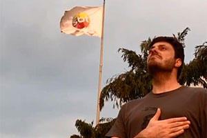 Danilo Gentili demonstra todo o seu patriotismo pelo SBT
