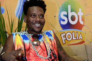 MC Sapão aparece irreconhecível no camarote do SBT Folia