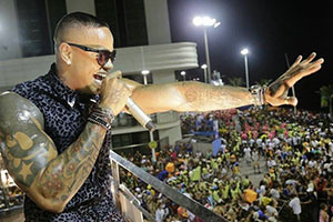 Léo Santana arrasta multidão com look de ´oncinha´