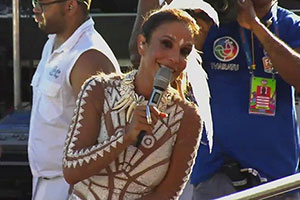 Ivete faz dueto com a dona da ´Metralhadora´ no estúdio do SBT Folia