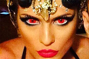 Lívia Andrade aparece com olhos vermelhos no Carnaval