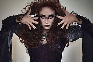 Atores de Cúmplices aparecem com fantasias "dark" no Carnaval