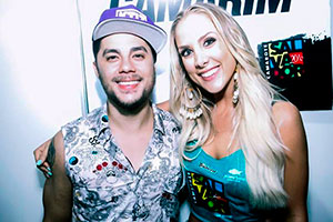 Bruna Manzon prestigia o show do namorado em Salvador