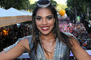 Banda Vingadora agita Salvador com trio elétrico