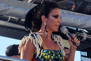 Ivete sobe no trio pela 4ª vez com aplique, tranças e beijo na boca