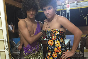 Mosca de Chiquititas usa fantasia de mulher e sensualiza com amigo