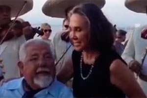 Dona Florinda e Professor Girafales se reencontram e cantam juntos; vídeo