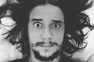 Junior, o galã de Chiquititas, aparece com visual MUITO diferente